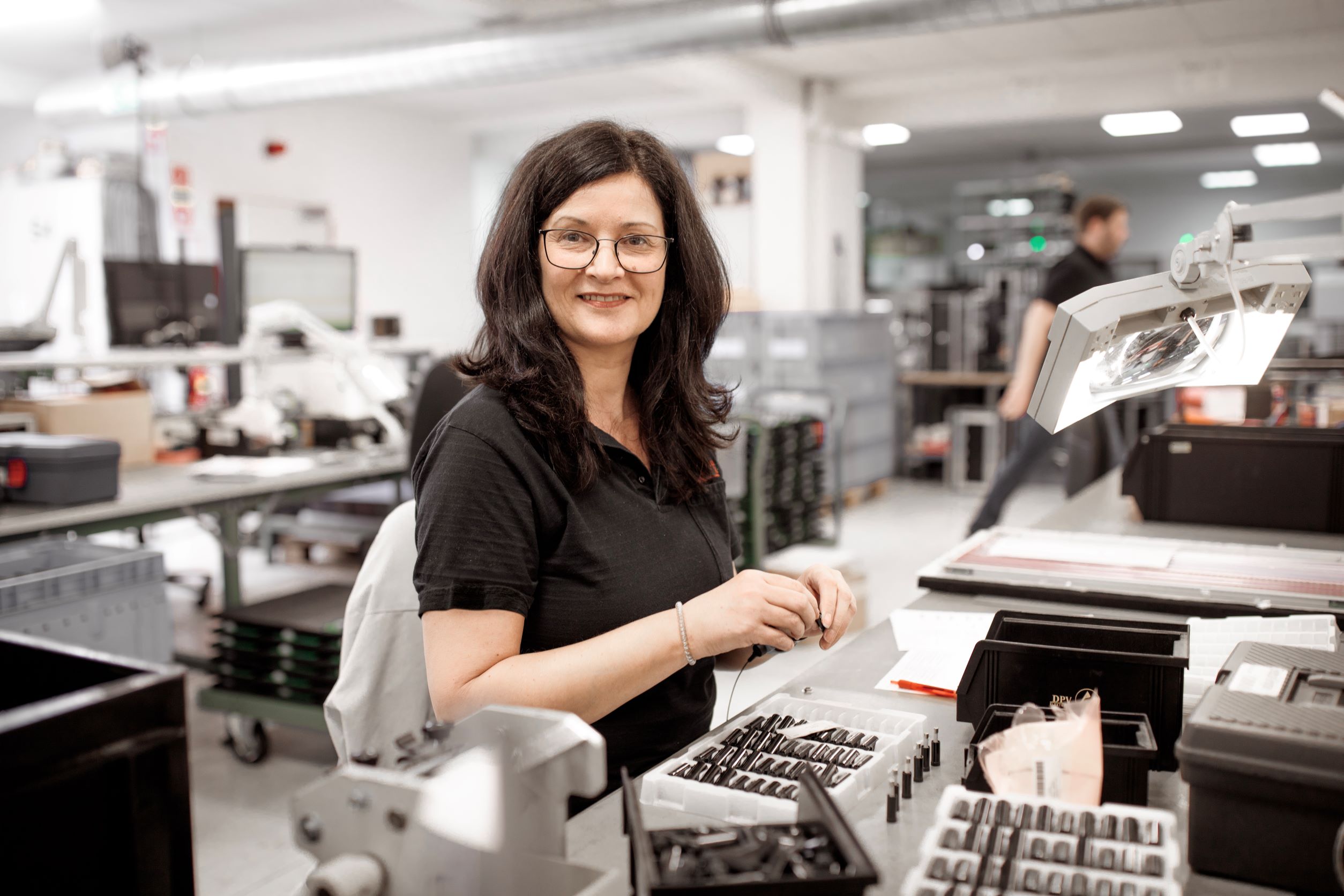 Mitarbeiterin bei der Arbeit in der Elektronikfertigung von Dickert